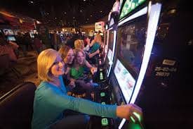 Tampilan layar slot online dengan berbagai tema di okeplay77