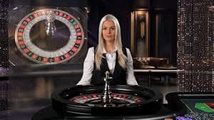 Tampilan meja kasino live di okeplay77 dengan dealer langsung